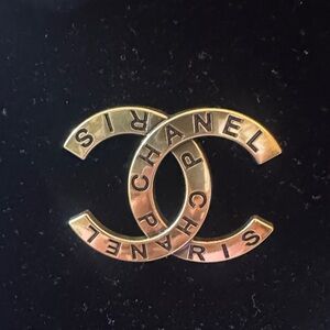 CHANEL Pin signed in the back Chanel